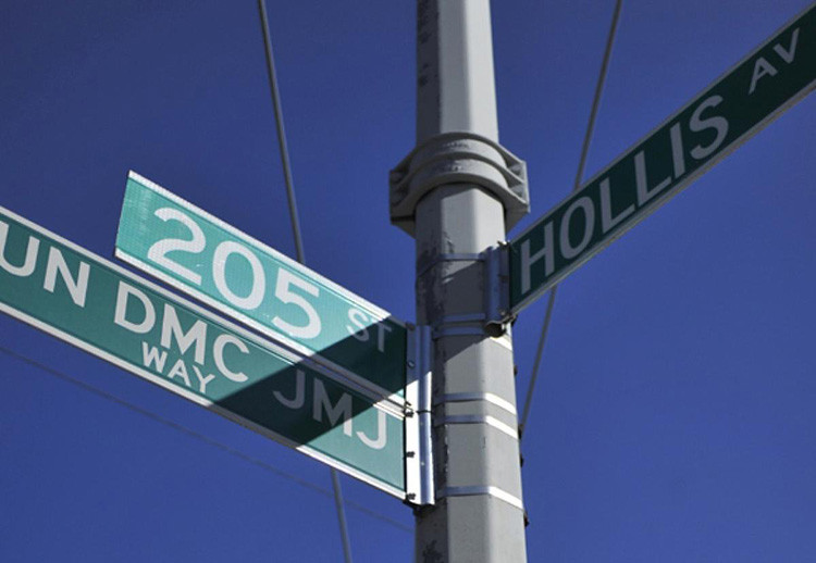 Ngôi nhà Russell Simmons sống thời thơ ấu cách không xa Run-DMC JMJ Way - giao lộ được đặt tên theo nhóm nhạc hip-hop Run-DMC do chính ông "đỡ đầu"