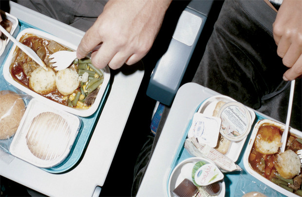 Bữa ăn miễn phí trên máy bay: Có thật miễn phí?