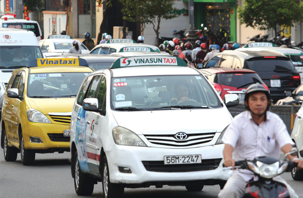 Dịch vụ taxi: Nóng trên từng cây số
