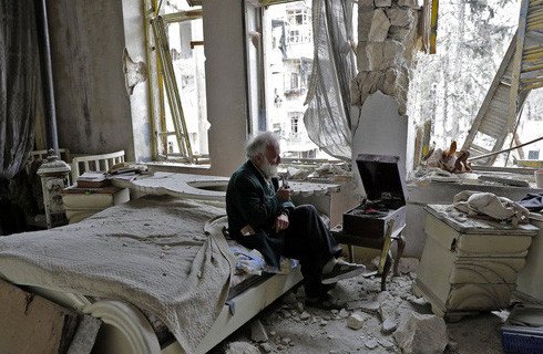 Đằng sau tấm ảnh lão già cô độc ở Syria