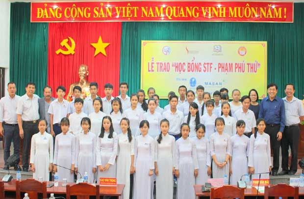 Trao “Học bổng STF – Phạm Phú Thứ” tại Bến Tre
