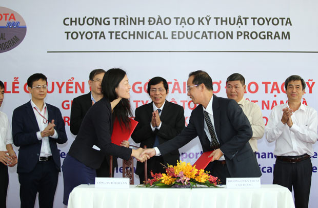Toyota Việt Nam trao tặng xe và thiết bị kỹ thuật cho các trường học