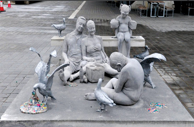 Nghệ sĩ điêu khắc chiến đấu với... rác thải nhựa