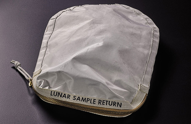 Chiếc túi chứa đất mặt trăng trị giá 4 triệu USD