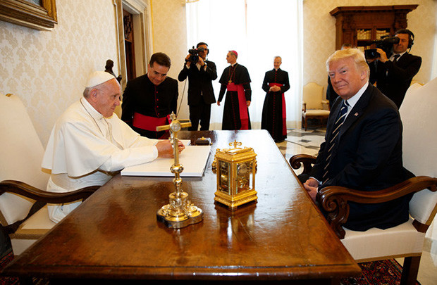 Ý nghĩa ẩn sau những món quà Giáo hoàng tặng ông Trump