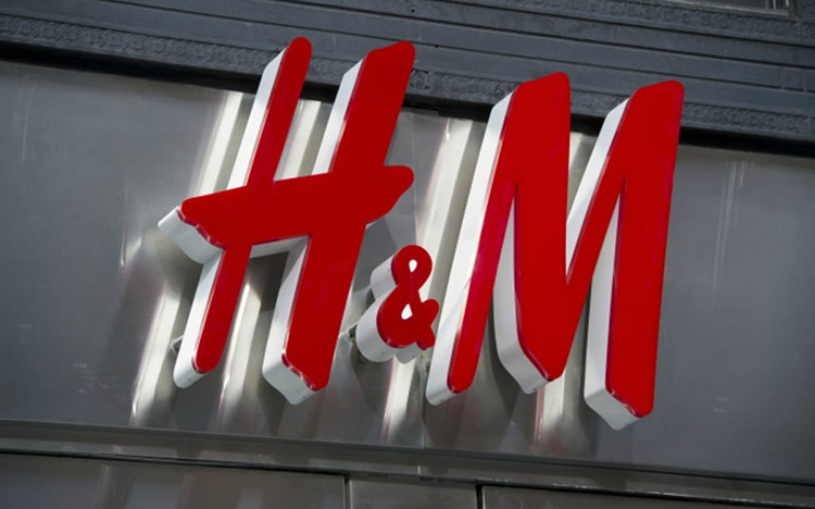 Tại các cửa hàng H&M, bạn có thể mua được các món phụ kiện với giá chỉ từ 1 GBP, nhưng thương hiệu H&M lại được định giá 14,2 tỷ, cao gấp đôi thương hiệu thời trang cao cấp Chanel.