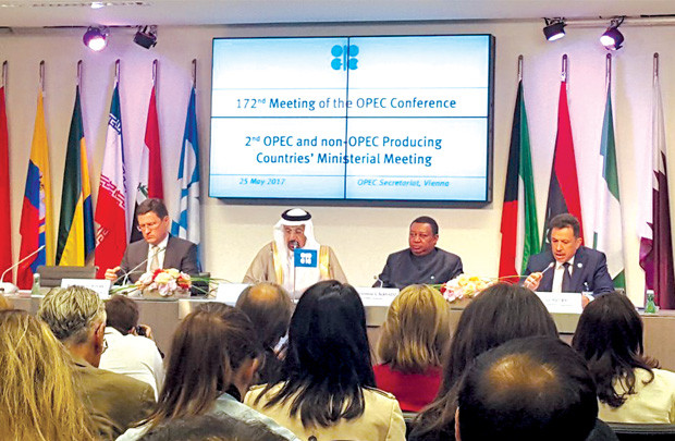 Mỹ - OPEC: Giằng co giá dầu