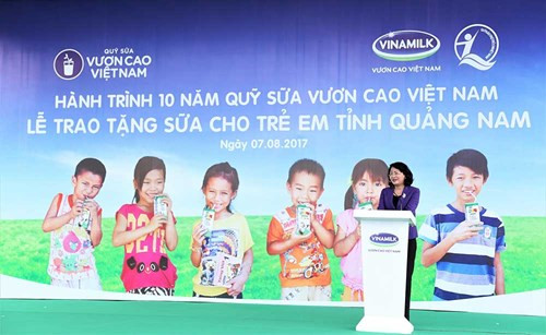 Khởi động năm thứ 10 Quỹ sữa Vươn cao Việt Nam doanhnhansaigon