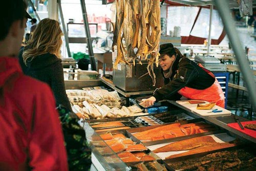 Chợ cá Fisketorget với nhiều loại hải sản nước lạnh