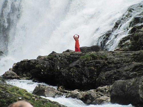 Nàng Huldra áo đỏ múa hát ở thác Kjosfossen