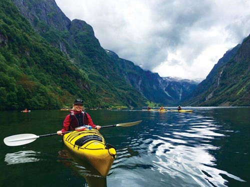 Du khách chèo kayak khám phá Naeroyfjord