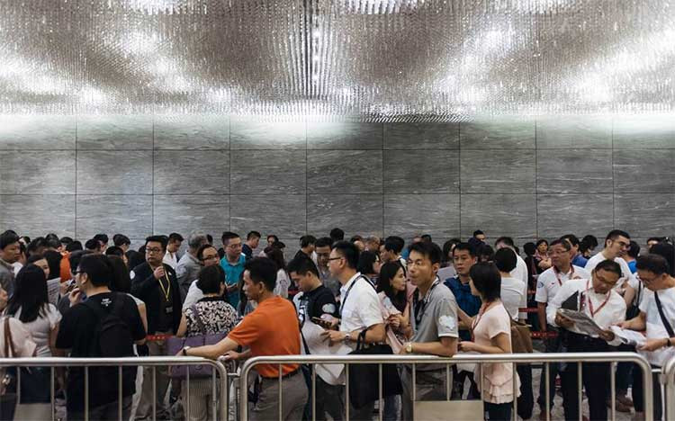 Các khách hàng tiềm năng và nhân viên môi giới bất động sản xếp hàng bên ngoài văn phòng kinh doanh của Park Yoho Venezia, khu căn hộ do Sun Hung Kai Properties Ltd. phát triển, ngày 25/6/2016. Sun Hung Kai là nhà phát triển lớn nhất Hong Kong về giá trị thị trường. Nguồn: Bloomberg