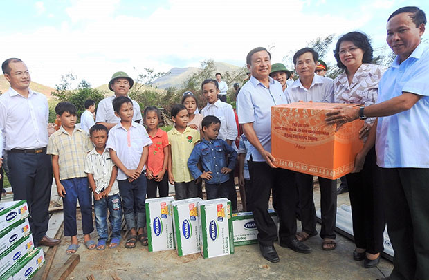 Vinamilk thăm và tặng sữa cho trẻ em vùng lũ