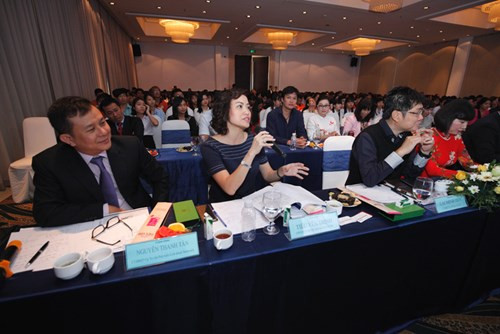 Bà Tiêu Yến Trinh - Tổng giám đốc Talentnet Corporation "đối thoại" với thí sinh Ngô Ngọc Anh