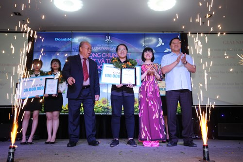 Giành được số điểm cao nhất từ Hội đồng Giám khảo với đề án "Vườn hoa thơm cỏ lạ", Trần Thị Huế đã xuất sắc giành giải Nhất GTTNLVC 2017