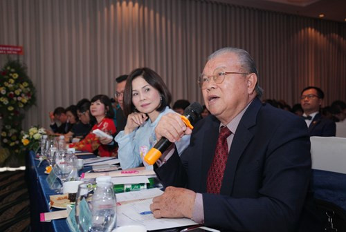GS-TS-Nhà nông học Võ Tòng Xuân - Chủ tịch Hội đồng giám khảo nêu nhận xét, góp ý về các đề án cũng như cách trình bày của thí sinh