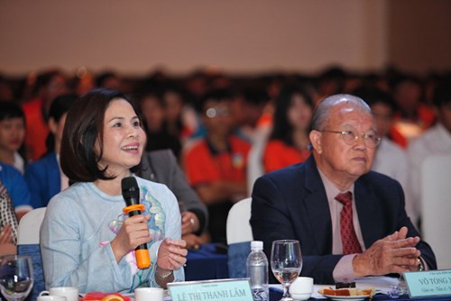 Bà Lê Thị Thanh Lâm - Phó tổng giám đốc Công ty CP Sài Gòn Food đặt câu hỏi cho phần thi phản biện của 2 thí sinh, đồng thời góp ý thêm về khâu kiểm tra chất lượng đầu ra sản phẩm
