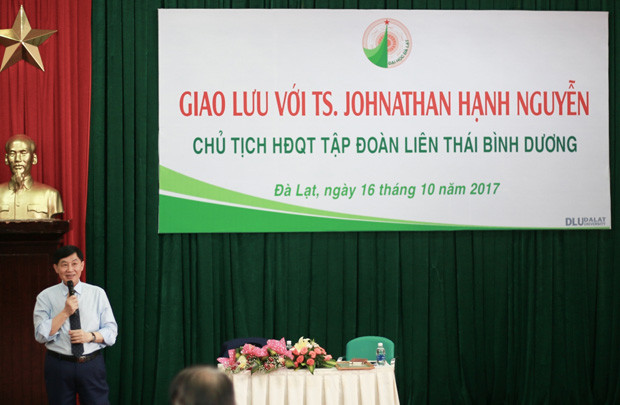 Doanh nhân Johnathan Hạnh Nguyễn giao lưu với sinh viên ĐH Đà Lạt