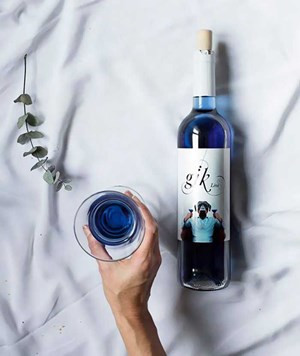 Rượu vang xanh Gïk Blue doanhnhansaigon