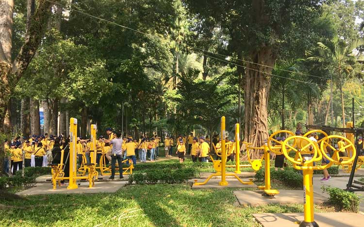 Sun Life Việt Nam trao tặng máy tập thể dục cho công viên Tao Đàn