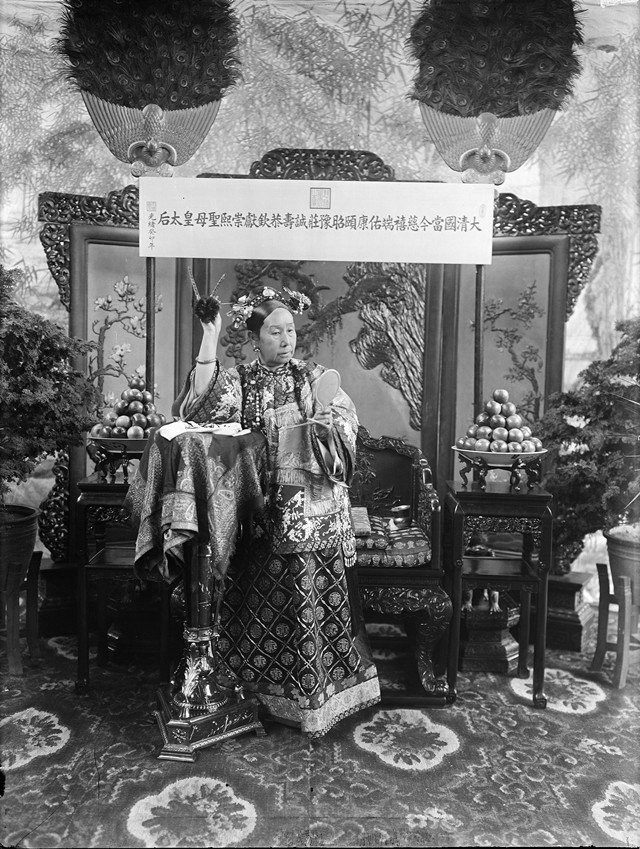 Từ Hi Thái hậu trong ảnh chụp năm 1903. Bà búi kiểu tóc phổ biến trong triều Thanh khi đó, có tên Lưỡng Bả Đầu, tóc được chia đều và búi sang hai bên. Ảnh: SCMP