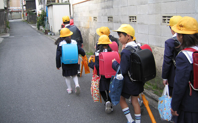 Trẻ em Nhật tự đi bộ đến trường với sự hướng dẫn của một người lớn hoặc các học sinh lớp lớn hơn