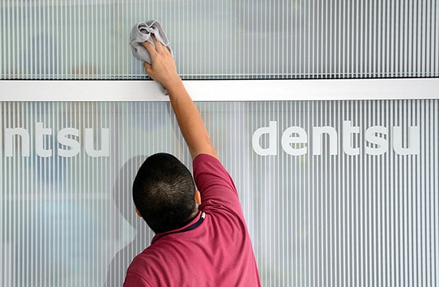 Dentsu Nhật đền bù tiền cho nhân viên làm việc quá giờ