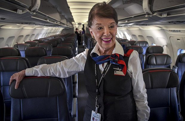 Nữ tiếp viên hàng không 81 tuổi tại Mỹ