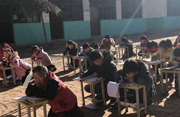 Học sinh 7 tuổi ngồi học ngoài trời 0 độ C tại Trung Quốc