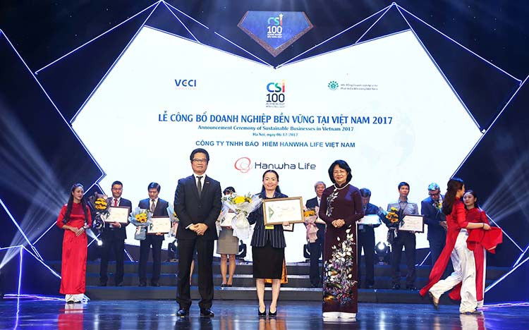 Hanwha Life Việt Nam - top 10 Doanh nghiệp phát triển bền vững tại Việt Nam năm 2017