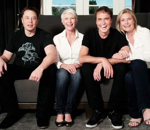 Elon Musk cùng với mẹ và 2 người em của mình.