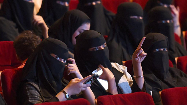 Phụ nữ Arab Saudi tham dự liên hoan phim ngắn ở trung tâm văn hóa tại Riyadh hồi tháng 10. Ảnh: AFP.