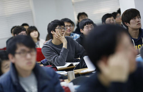 Thanh niên Hàn Quốc tham dự lớp học thêm trước một kỳ thi tuyển vào các tập đoàn hàng đầu. Ảnh: Reuters.