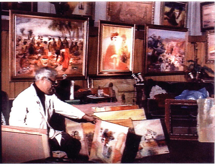 Họa sĩ Võ Lăng trong studio của ông