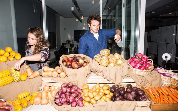 2000 nhân viên của Havas New York "đi chợ" để mua nông sản vào mỗi thứ Ba hàng tuần. Có một chợ hẳn hoi bên trong agency này với đầy ắp trái cây, rau quả và những nông sản theo mùa.