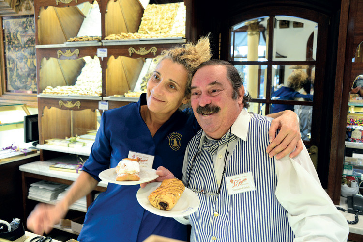 Nhân viên của tiệm bánh ngọt La Campana nổi tiếng ở Seville