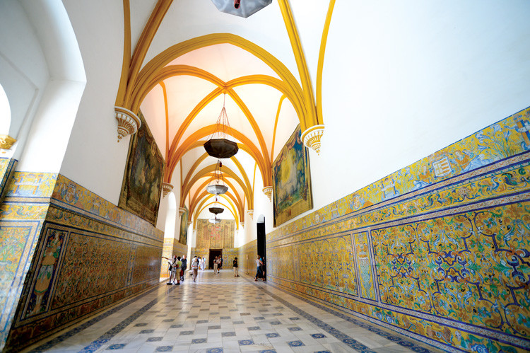 Hành lang với nghệ thuật kiến trúc, hội họa và gạch ốp trang trí trong cung điện Alcázar
