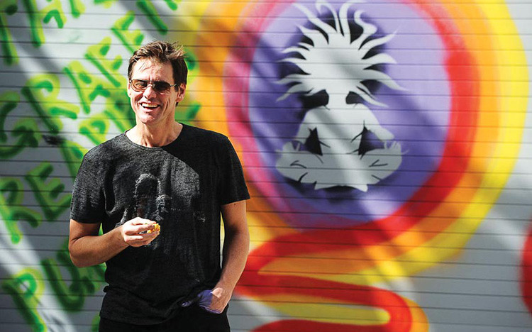 Jim Carrey với một tranh graffiti của ông