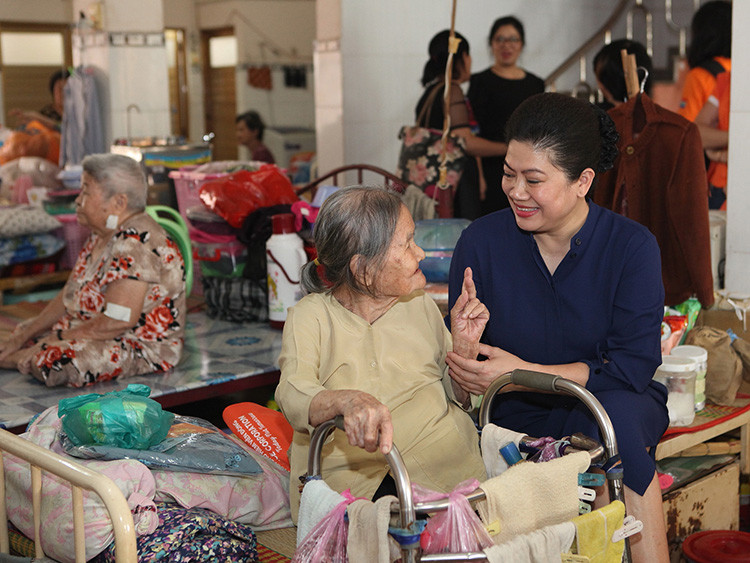 Lãnh sự Nam Phi tại TP.HCM thăm hỏi các cụ già ở chùa Lâm Quang, quận 8, TP.HCM