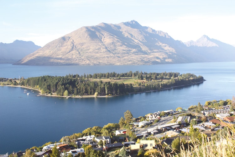 Thành phố Queenstown của New Zealand - Ảnh: P. Ng.Dũng