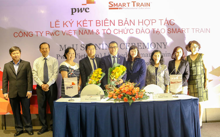 PwC Việt Nam ký kết hợp tác với Smart Train