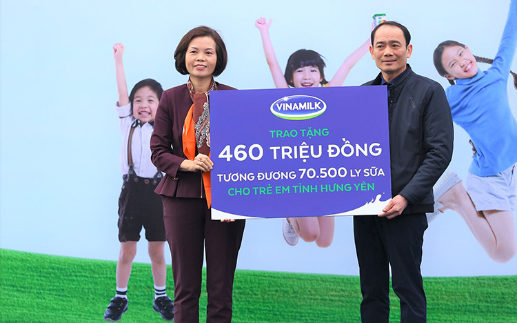 Quỹ sữa Vươn cao Việt Nam mang niềm vui đến cho trẻ em Hưng Yên
