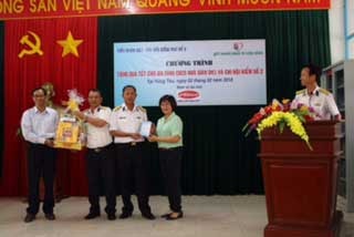HUBA trao quà tết mậu tuất