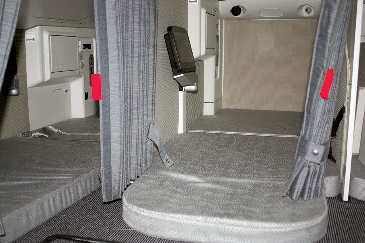 Không gian dành cho phi hành đoàn nghỉ ngơi thiết kế ở trần phía đuôi máy bay