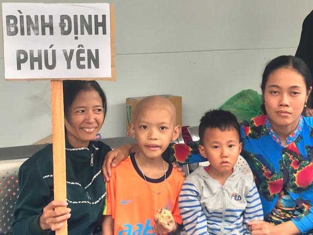 Xe đưa bệnh nhân ung thư về quê ăn Tết