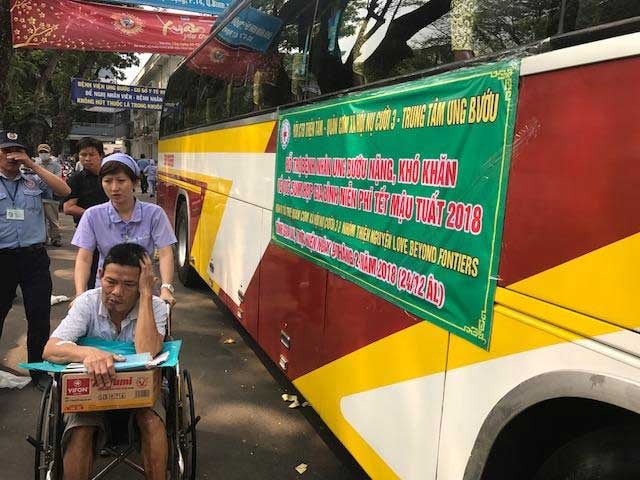 Xe đưa bệnh nhân về quê ăn Tết