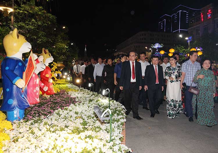 Các lãnh đạo tham quan đường hoa