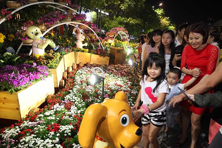 Sau lễ khai mạc, hàng nghìn người dân háo hức tham quan đường hoa
