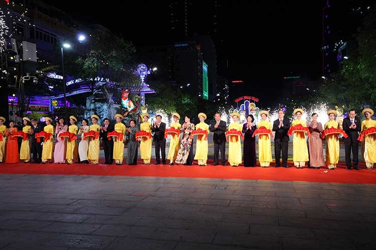 19 giờ, lãnh đạo TP.HCM và trung ương làm lễ khai mạc đường hoa Nguyễn Huệ Mậu Tuất 2018