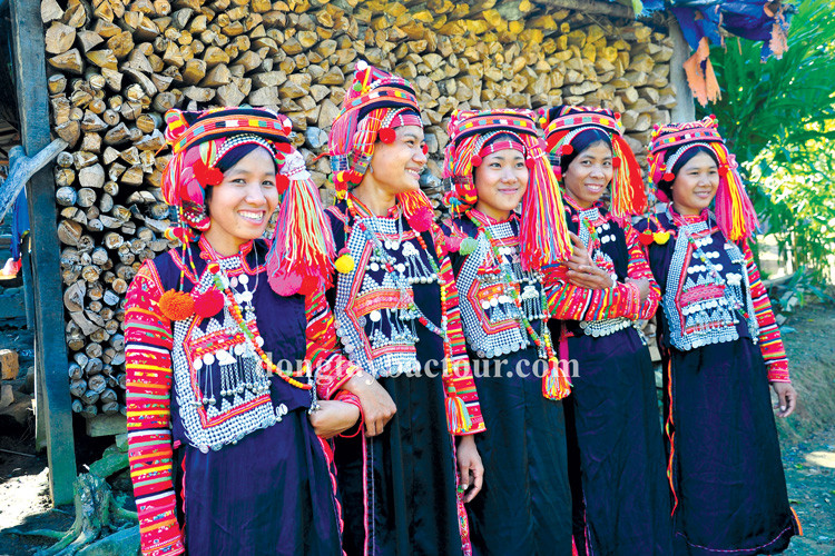 Các thiếu nữ dân tộc Hà Nhì tại huyện Mường Tè, Lai Châu